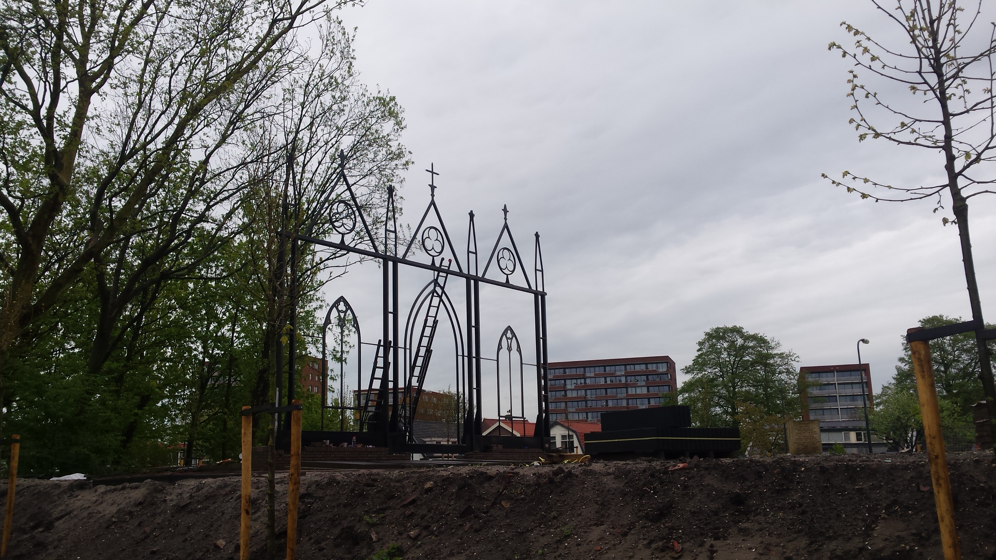 Plaatsing bijzondere trellis op begraafplaats H. Nicolaas te Zoetermeer